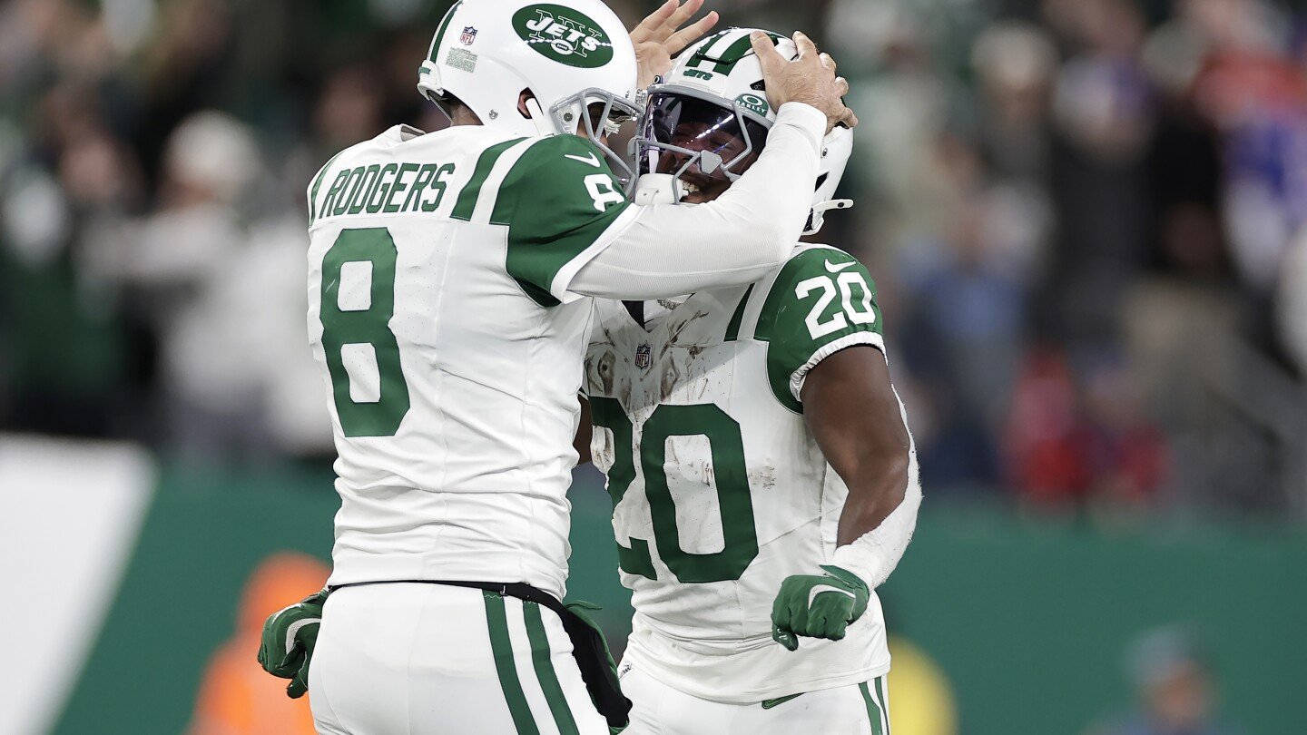 Jets' Aaron Rodgers throws a 52-yard Hail Mary pass to Allen Lazard to end first half against Bills